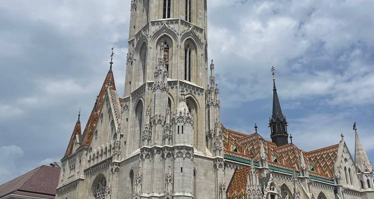 Gros plan d'un clocher d'église haut et orné.