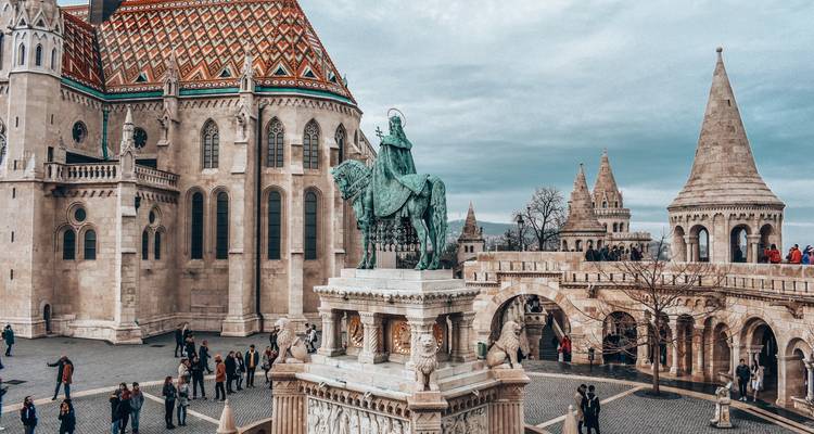 Monument historique avec statue d'un cavalier et architecture de château.
