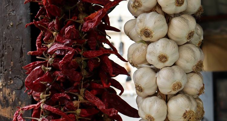 Ail et piments suspendus pour l'exposition.