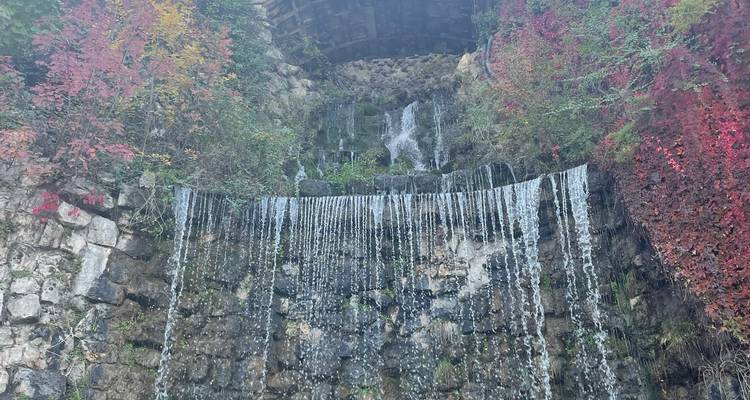 Cascade tombant sur une paroi rocheuse.