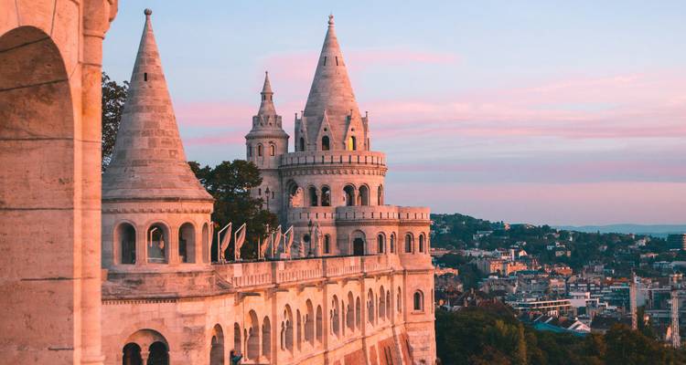 Monument architectural avec des tours distinctives au coucher du soleil.