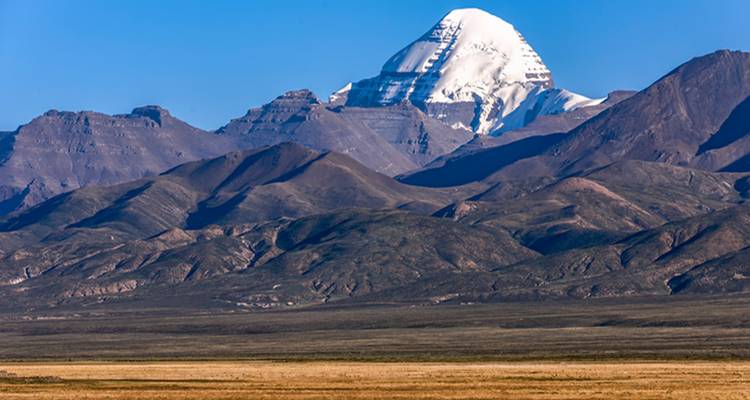 Chaîne de montagnes pittoresque avec un sommet enneigé proéminent.