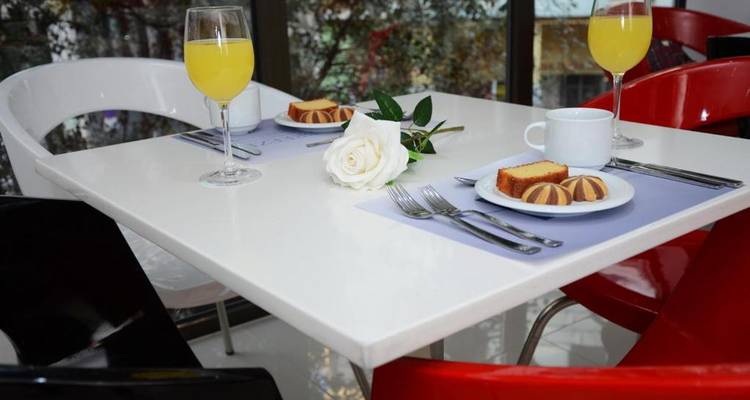 Table de petit-déjeuner avec jus et pâtisseries sur une table blanche.