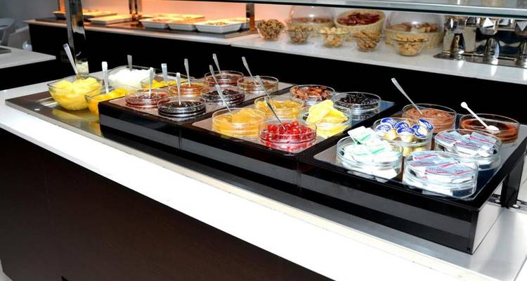 Configuration de buffet avec une variété d'aliments dans des bols.