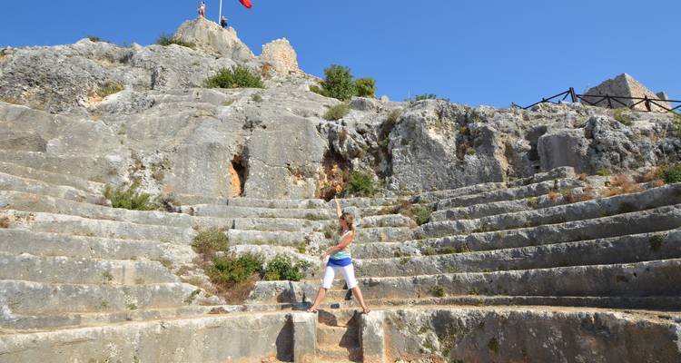 Ruines d'amphithéâtre avec une personne qui marche.