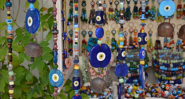 Décorations suspendues colorées avec des motifs de perles et d'yeux.