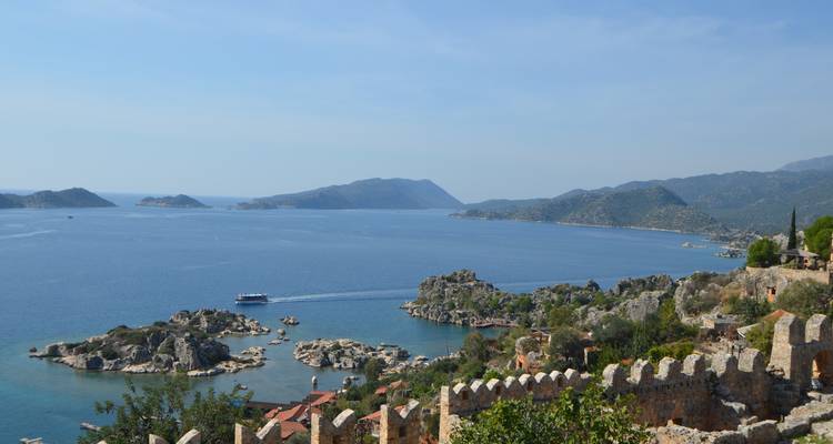 Vue marine avec collines ondulantes et îles au large.