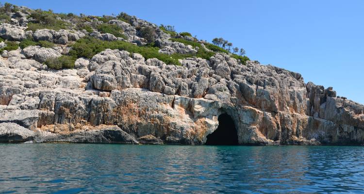 Côte rocheuse avec une entrée de grotte.