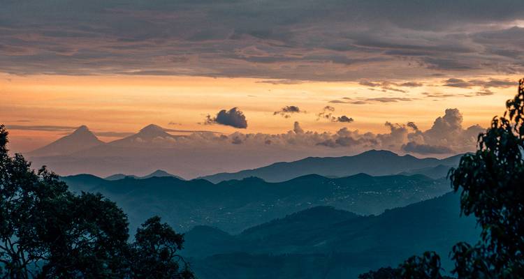 Vue du coucher de soleil sur des montagnes lointaines et des vallées brumeuses.