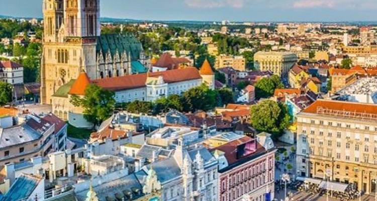 Vue aérienne de paysage urbain avec une cathédrale au premier plan.