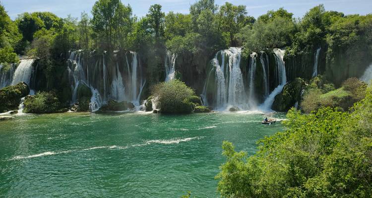 Une vue pittoresque de cascades entourées d'une végétation luxuriante.