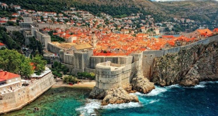 Luchtfoto van de vestingstad Dubrovnik aan zee.