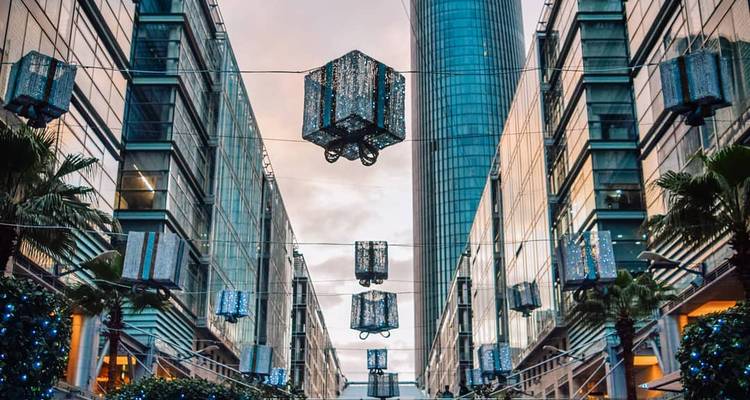 Ein moderner Einkaufsbereich mit dekorativer Beleuchtung über Kopf.