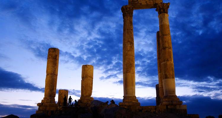 Alte Steinsäulen, die sich gegen einen blauen Himmel abzeichnen.