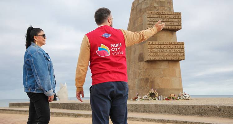 Des fleurs avec un ruban américain sur un site commémoratif.