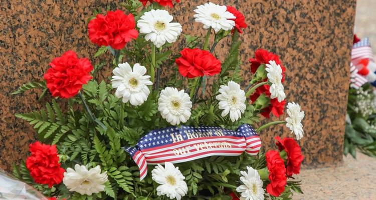 Jardin à la française avec un grand bassin et des arbres.
