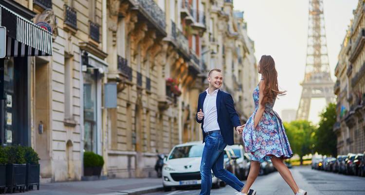 Femmes visitant un château historique, l'une pointant vers l'avant.