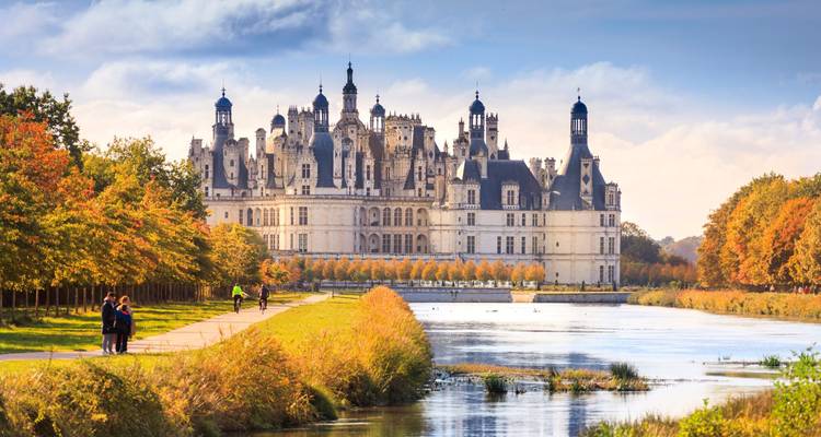Château avec jardins entretenus et arrangements floraux.