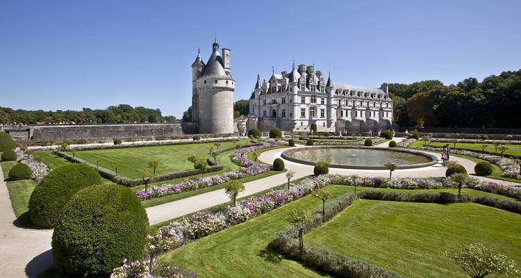 Deux femmes prenant un selfie avec une vue panoramique en arrière-plan.