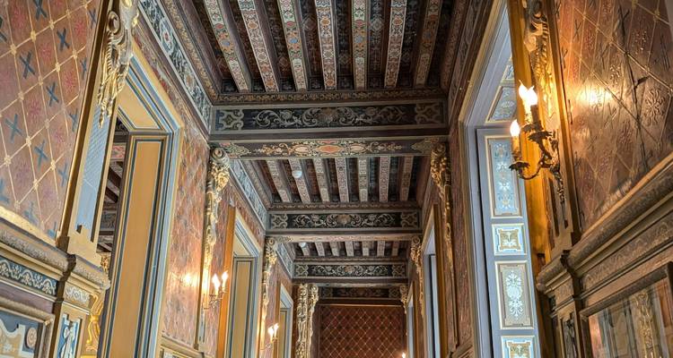 Femme avec un sac rouge regardant le Mont Saint-Michel.