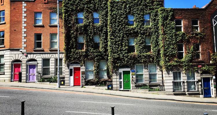 Maisons colorées de style géorgien avec du lierre dans un cadre urbain