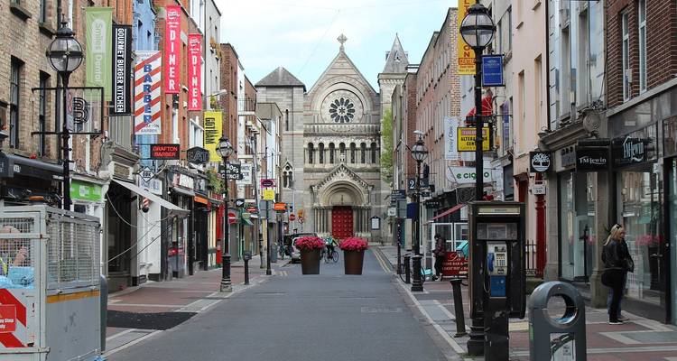 Vue de rue d'une ville avec une église au bout