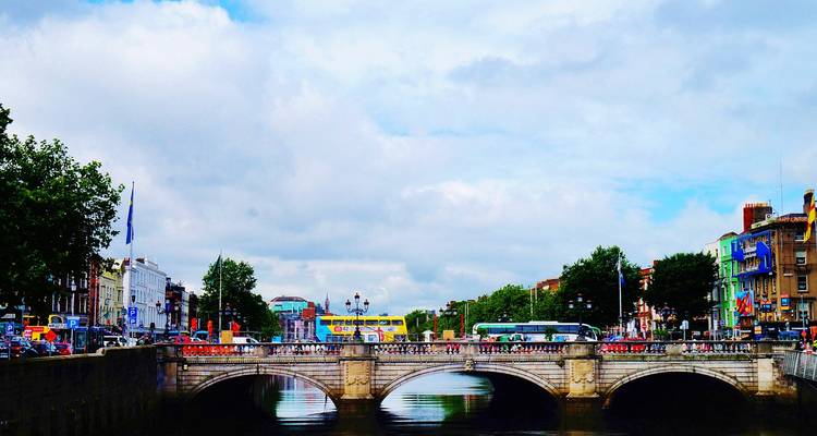 Pont enjambant une rivière avec vue sur la ville