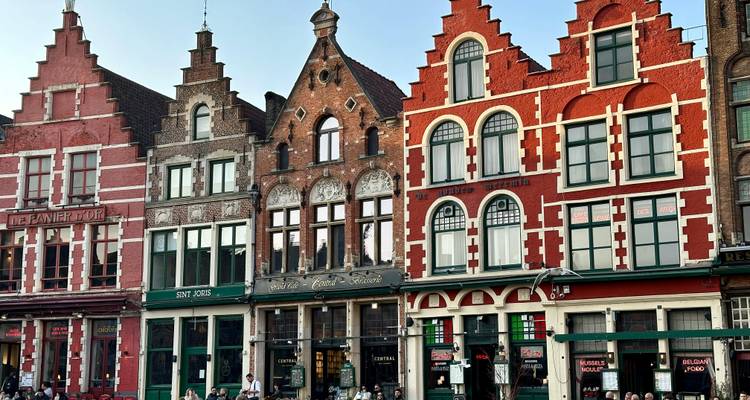 Bâtiments historiques colorés bordant une rue à Bruges.