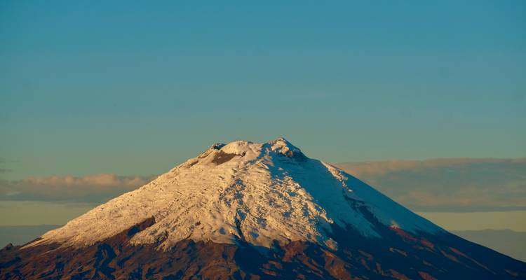 Vue du volcan Cotopaxi couvert de neige.