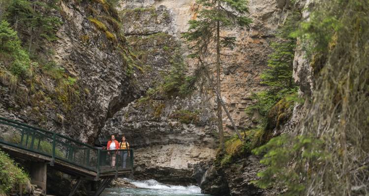Twee mensen die op een looppad in een canyon staan.
