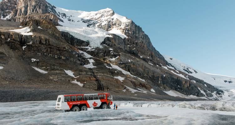 Rode gletsjerwagen op ijs met indrukwekkend berglandschap.