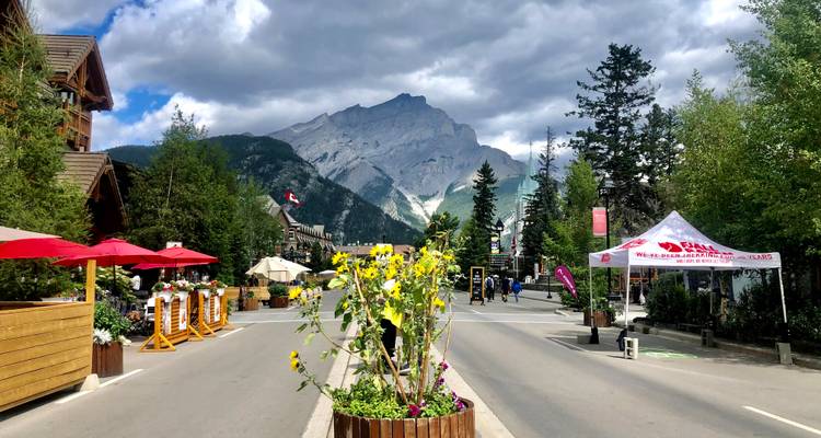Straatbeeld met bergachtergrond in een klein stadje.
