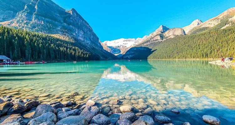 Prachtig meer met bergspiegelingen en heldere luchten.