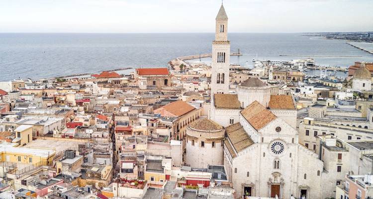 Luftaufnahme der Altstadt von Bari am Meer mit ihrem romanischen Kathedralenturm.