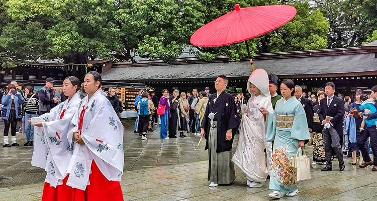 Traditionelle japanische Hochzeitsprozession mit rotem Schirm.