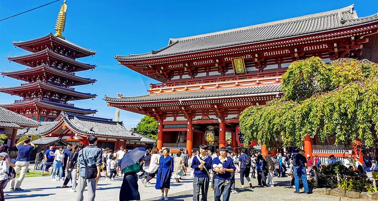 Ein belebter Tempelkomplex mit traditioneller Architektur und vielen Besuchern.