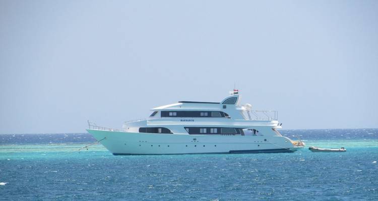 Un yacht flottant sur une eau bleue claire.