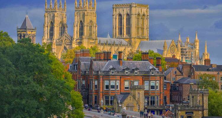 Vue de la cathédrale de York avec les bâtiments environnants.