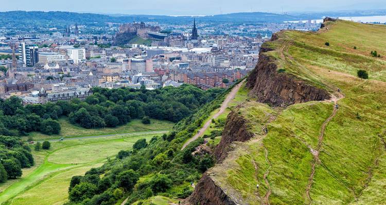 Vue aérienne d'Édimbourg avec le château visible.