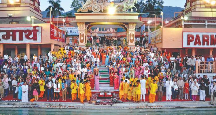 Grand groupe de personnes participant à une cérémonie religieuse.