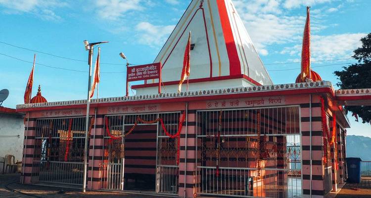 Temple mandir avec des rayures rouges et blanches.