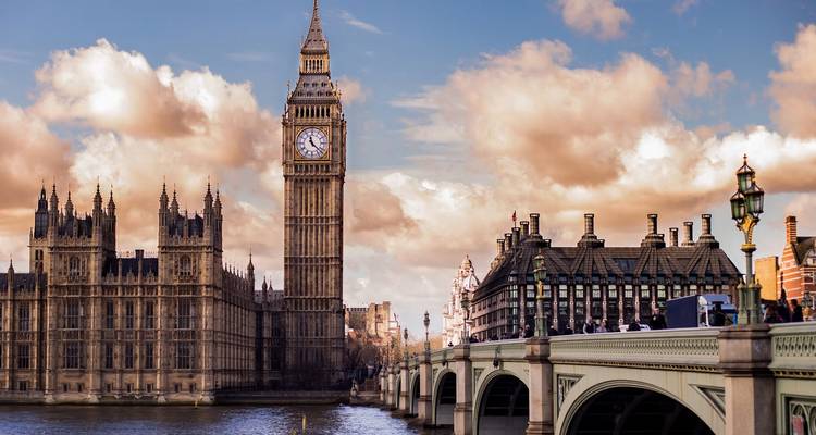 Big Ben et les chambres du Parlement à Londres.