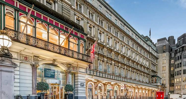 Bâtiment d'hôtel historique avec un drapeau britannique et un style architectural traditionnel.