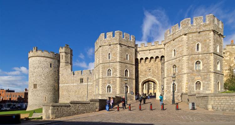 Château de Windsor avec des personnes marchant vers son entrée.