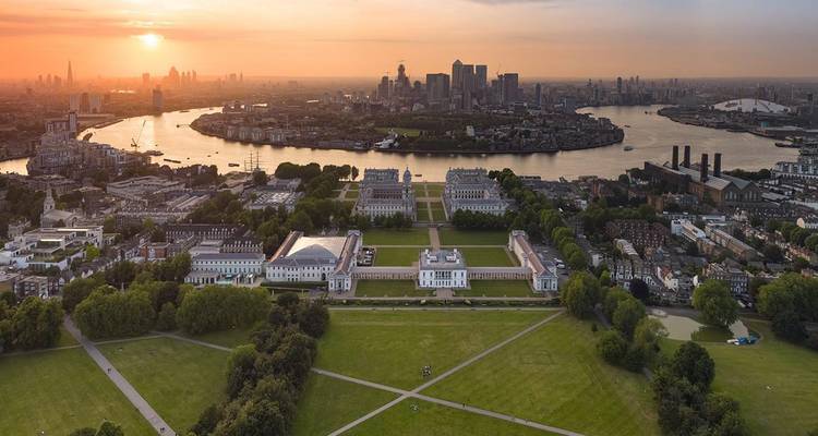Vue aérienne de Greenwich avec le paysage urbain en arrière-plan au coucher du soleil.