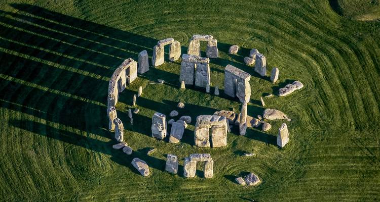 Vue aérienne de Stonehenge dans un champ vert.