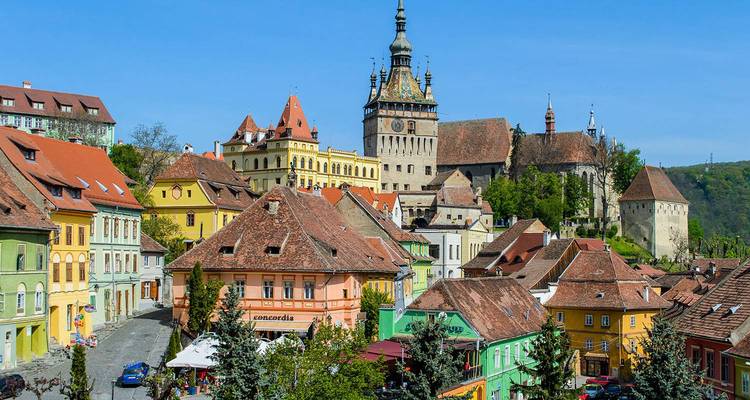 Charmante ville médiévale avec des maisons colorées et une église imposante.