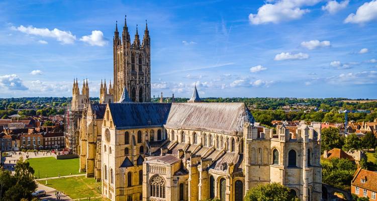 Extérieur de la cathédrale de Canterbury avec un ciel bleu.