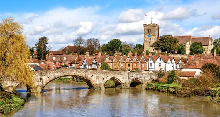 Une vue pittoresque d'un pont traversant une rivière avec des bâtiments historiques.