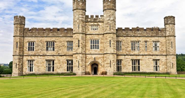 Château de Leeds par temps clair avec des pelouses vertes.